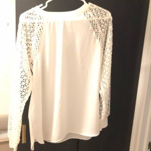 Lace sleeves blouse.